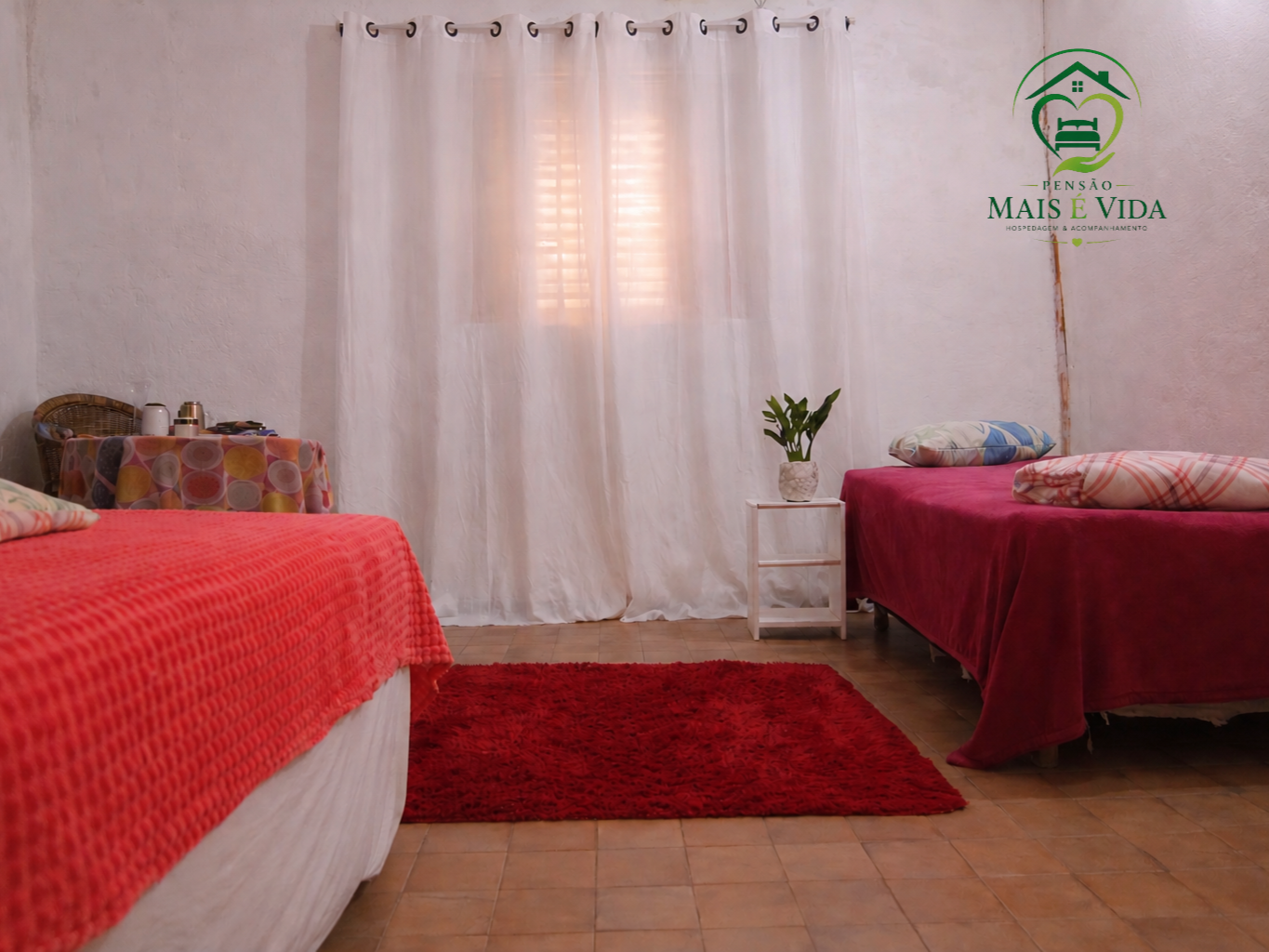 Quarto amplo com duas camas e iluminação natural
