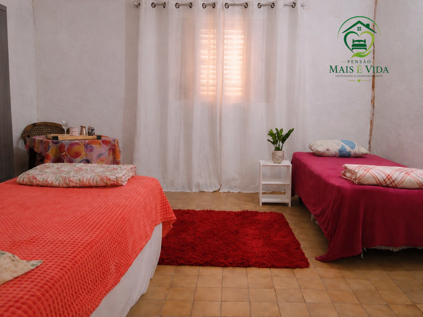 Quarto real da pousada com camas arrumadas